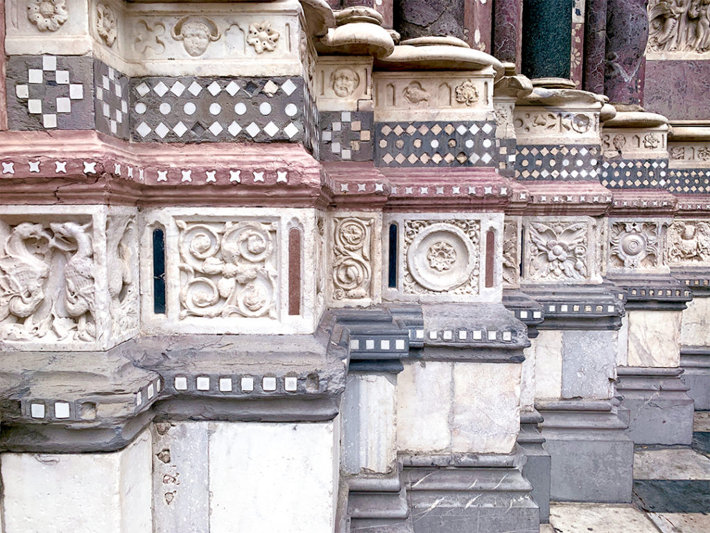 Dettaglio dell'ingresso della Cattedrale San Lorenzo a Genova