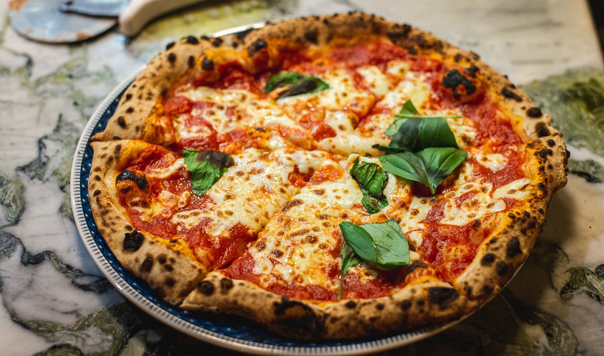 Foto di una pizza margherita, forse il piatto più conosciuto al mondo